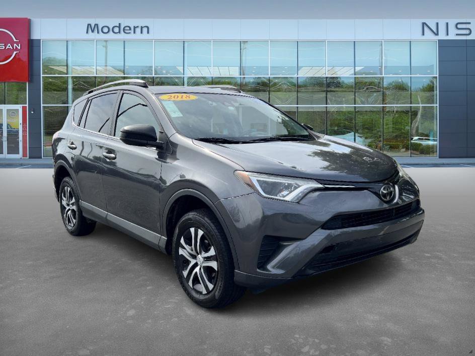 2018 Toyota RAV4 LE photo 3