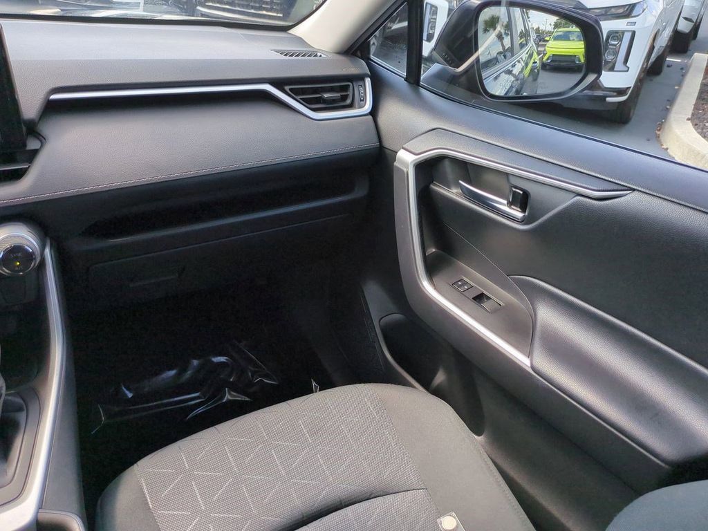 2021 Toyota RAV4 Hybrid XLE photo 24