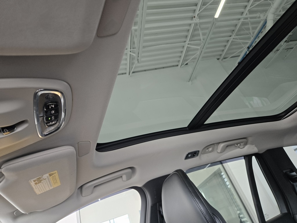 2016 Volvo XC90 T5 Momentum photo 28