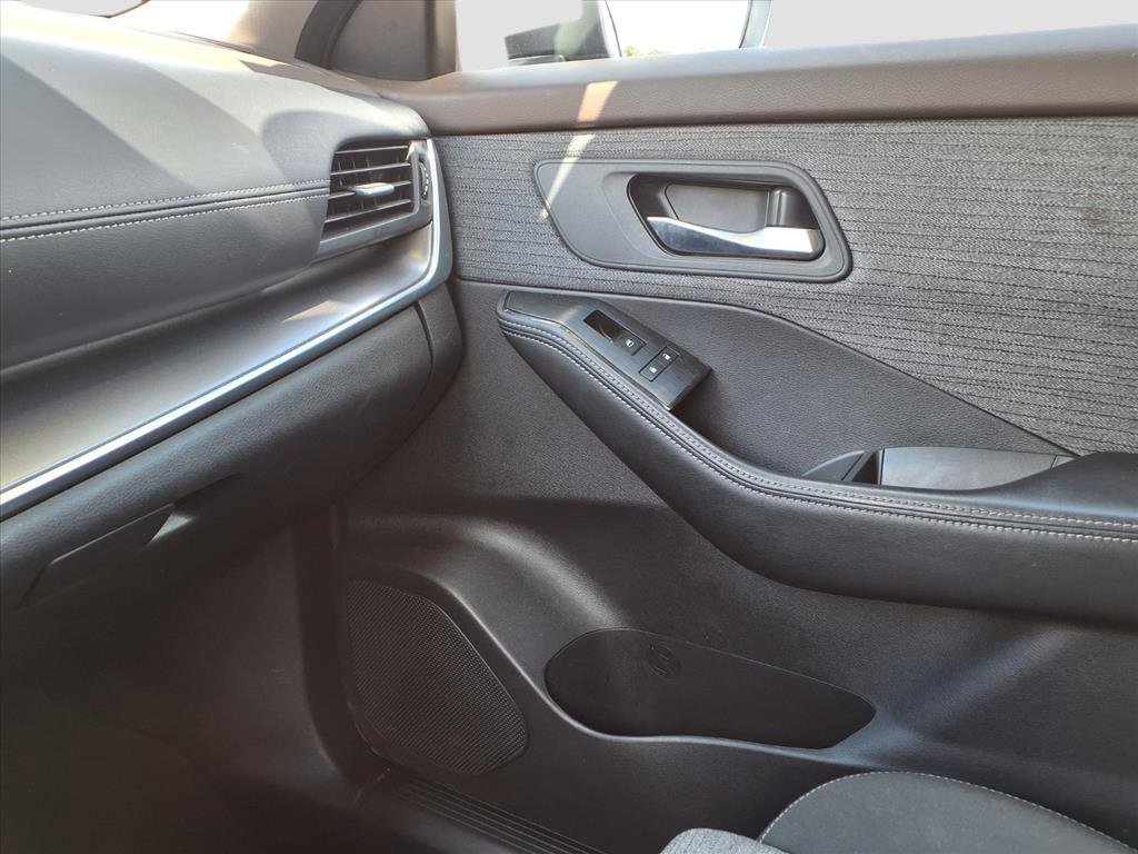 2023 Nissan Rogue SV photo 18