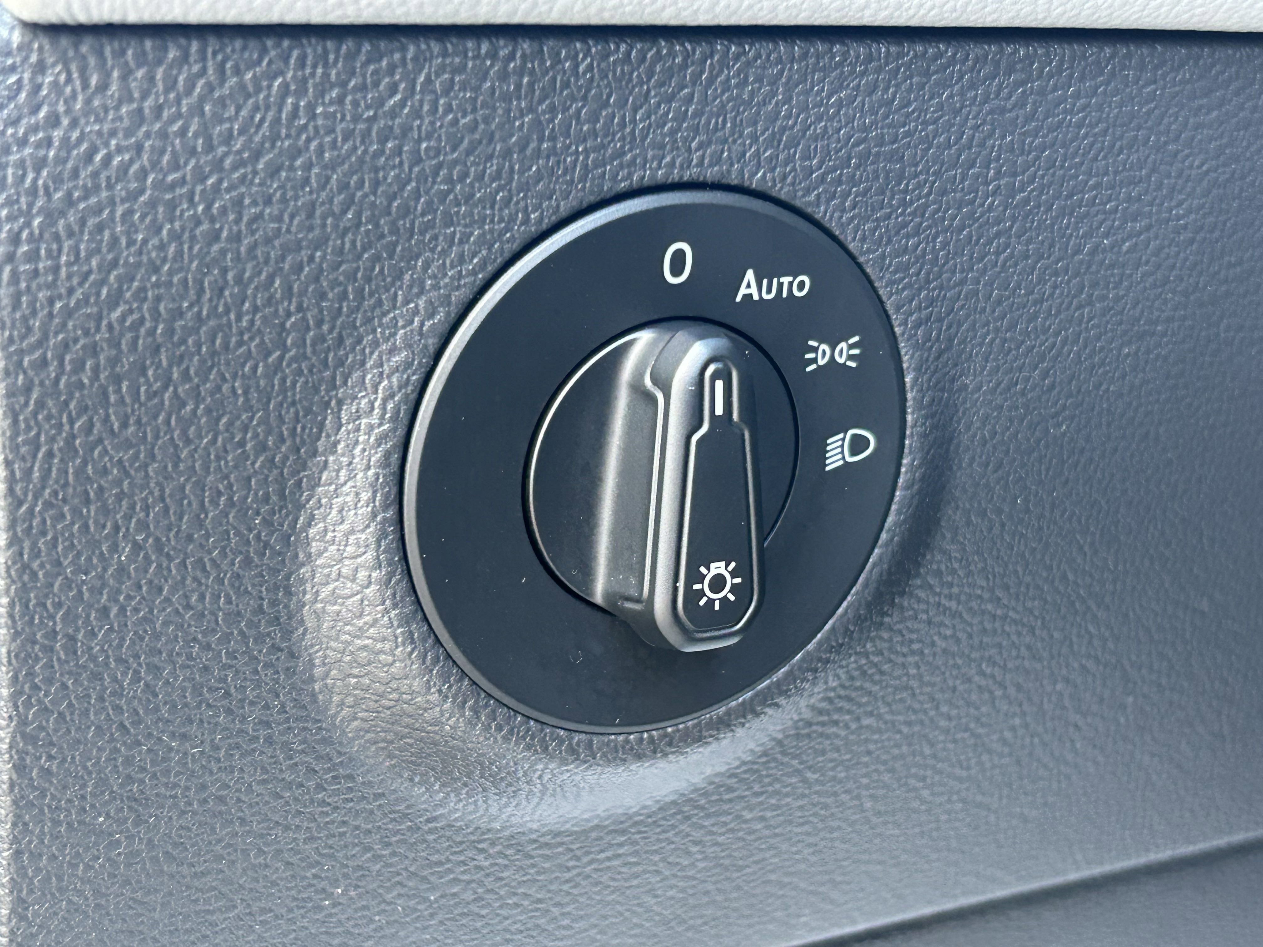 2022 Volkswagen Taos SE photo 4