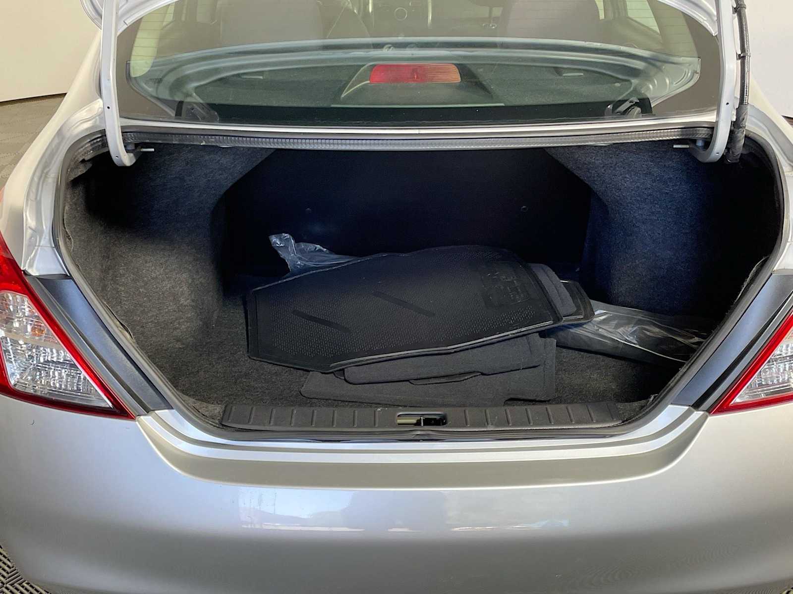 2012 Nissan Versa SV photo 21