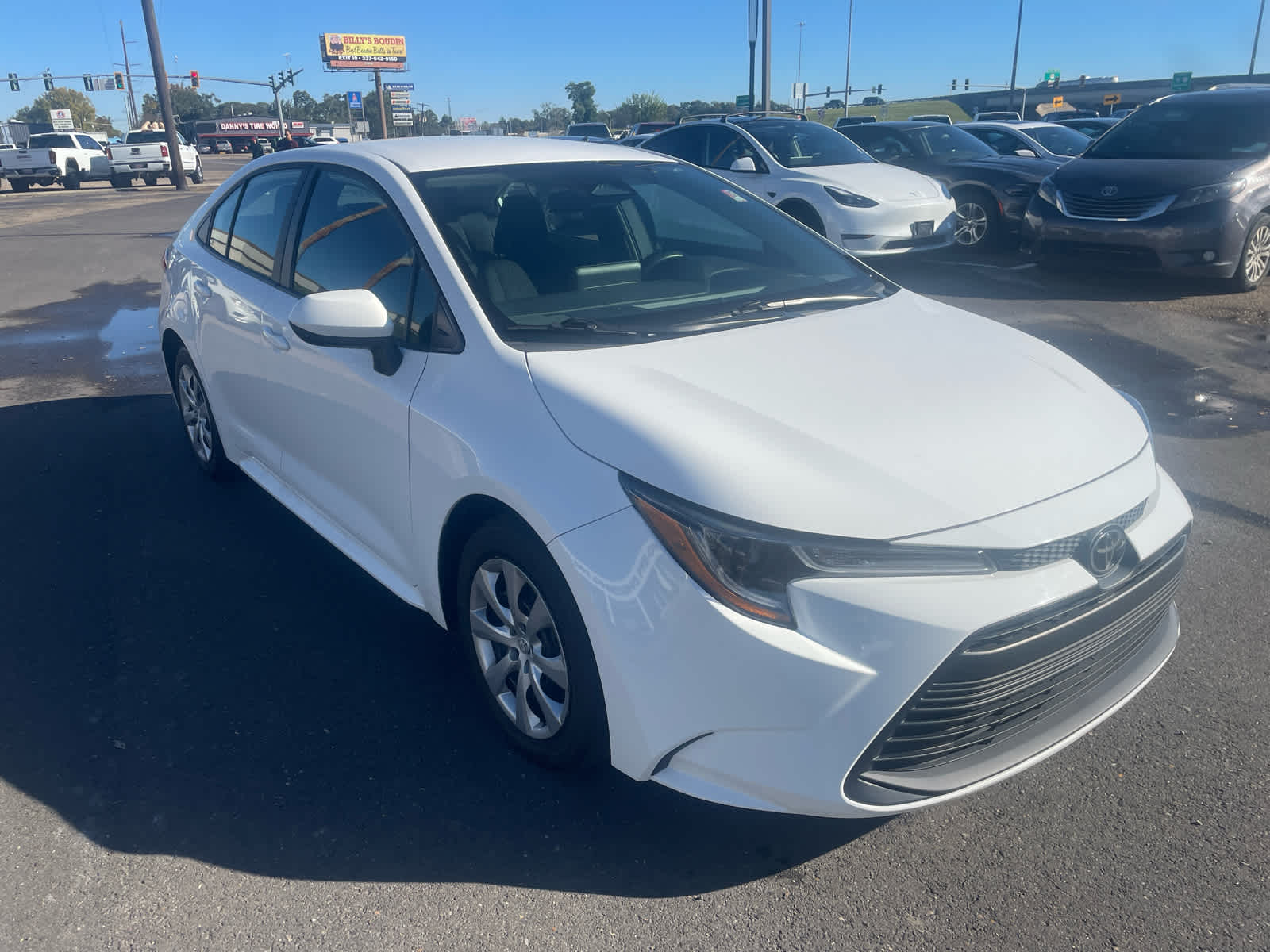 2023 Toyota Corolla LE's photo