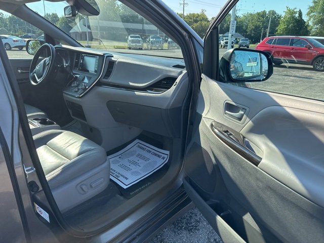 2018 Toyota Sienna XLE photo 3