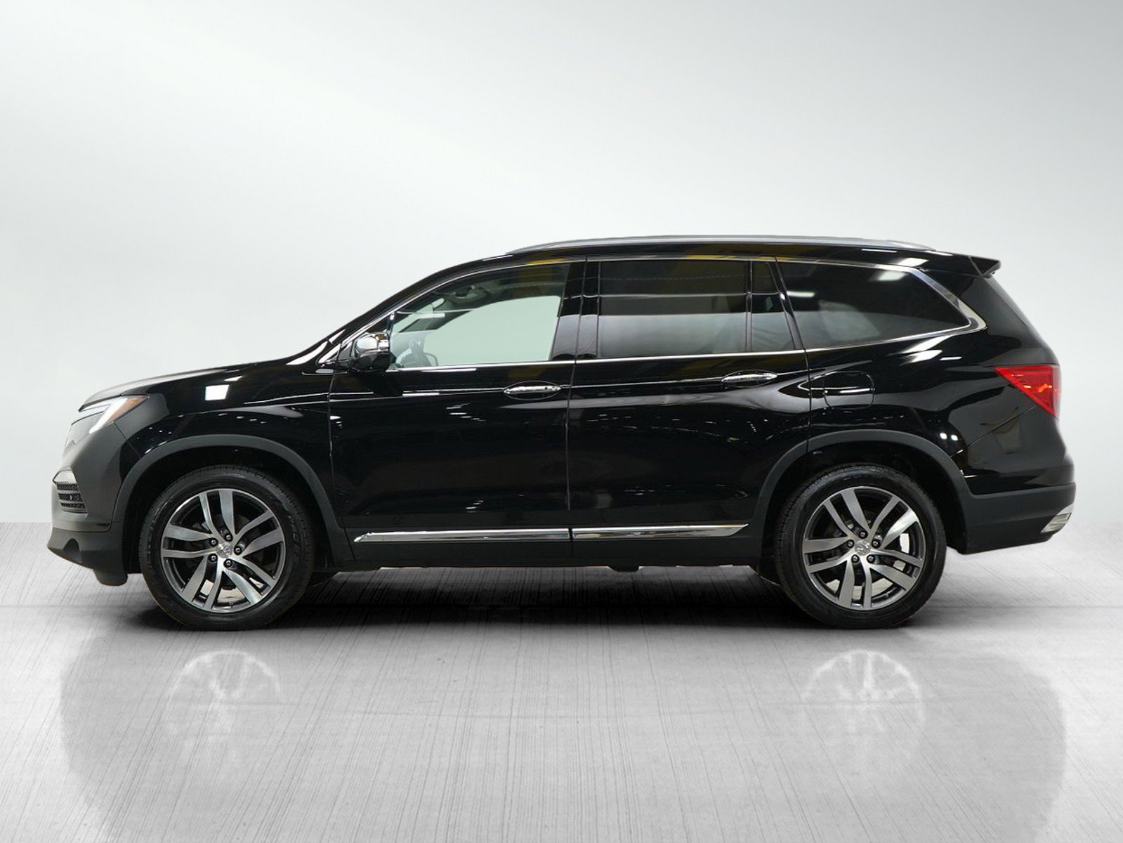 Used 2016 Honda Pilot Touring with VIN 5FNYF6H9XGB120813 for sale in Burnsville, Minnesota