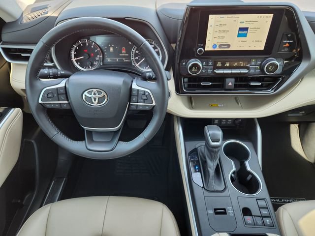 2023 Toyota Highlander L photo 25
