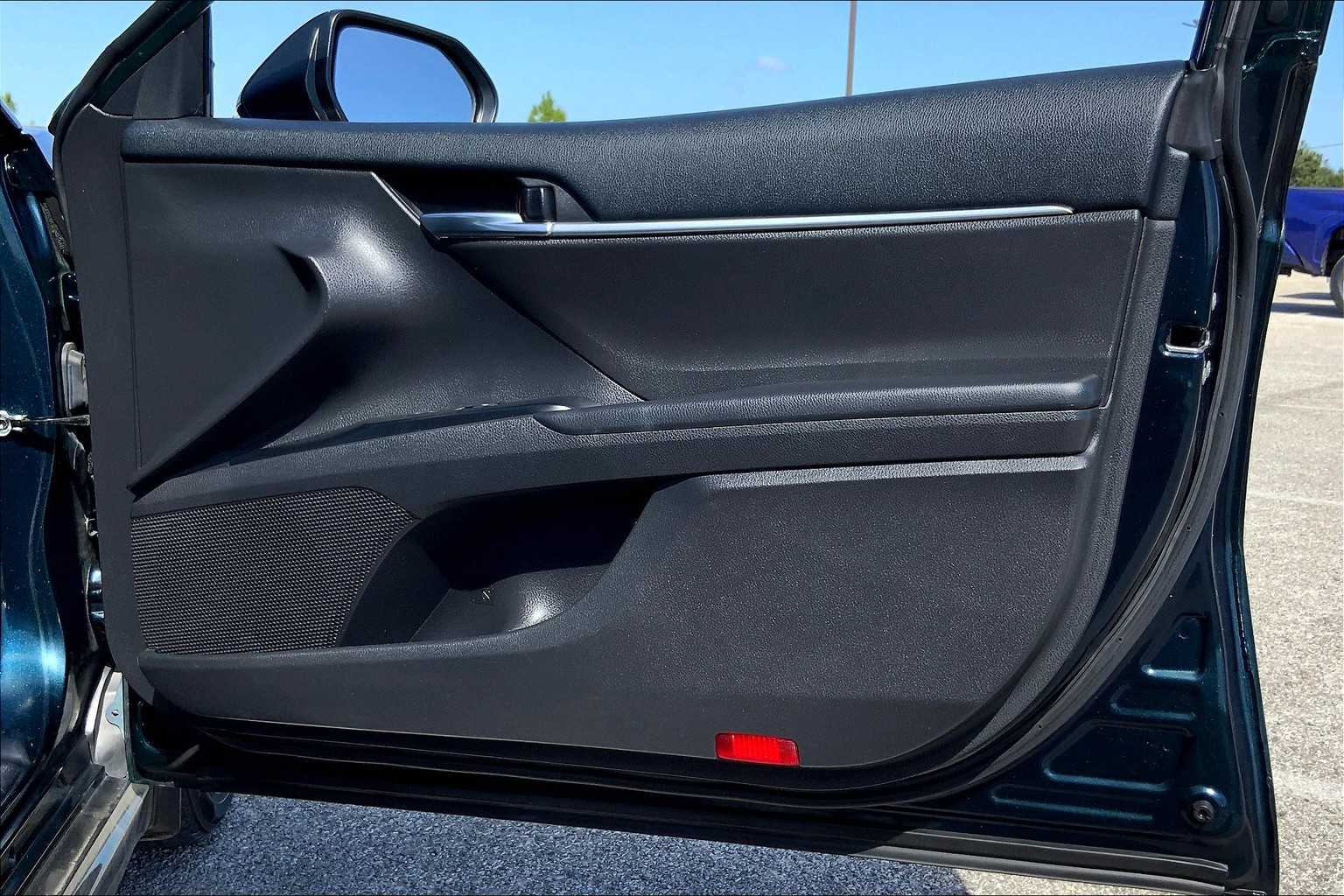 2020 Toyota Camry SE photo 20