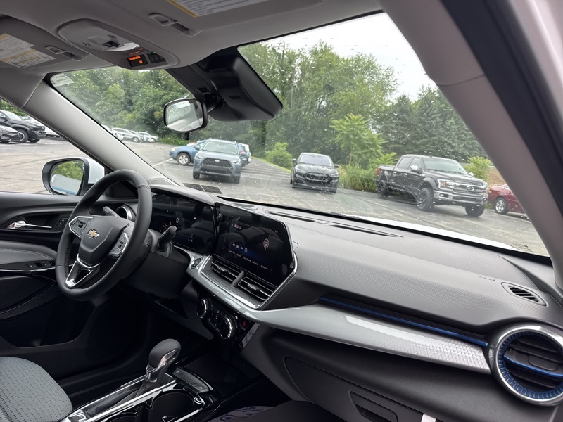 2025 Chevrolet Trax LT photo 34