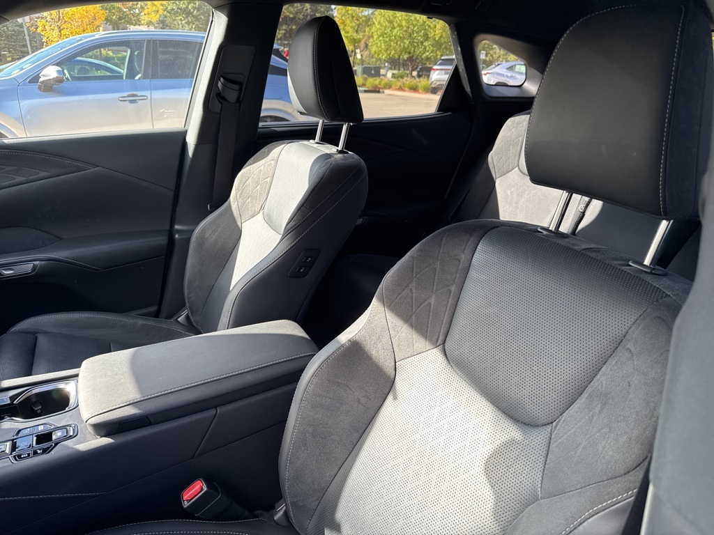 2024 Lexus RX 450h Luxury photo 2