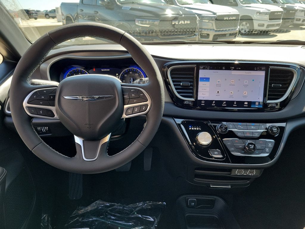 2025 Chrysler Voyager LX photo 3