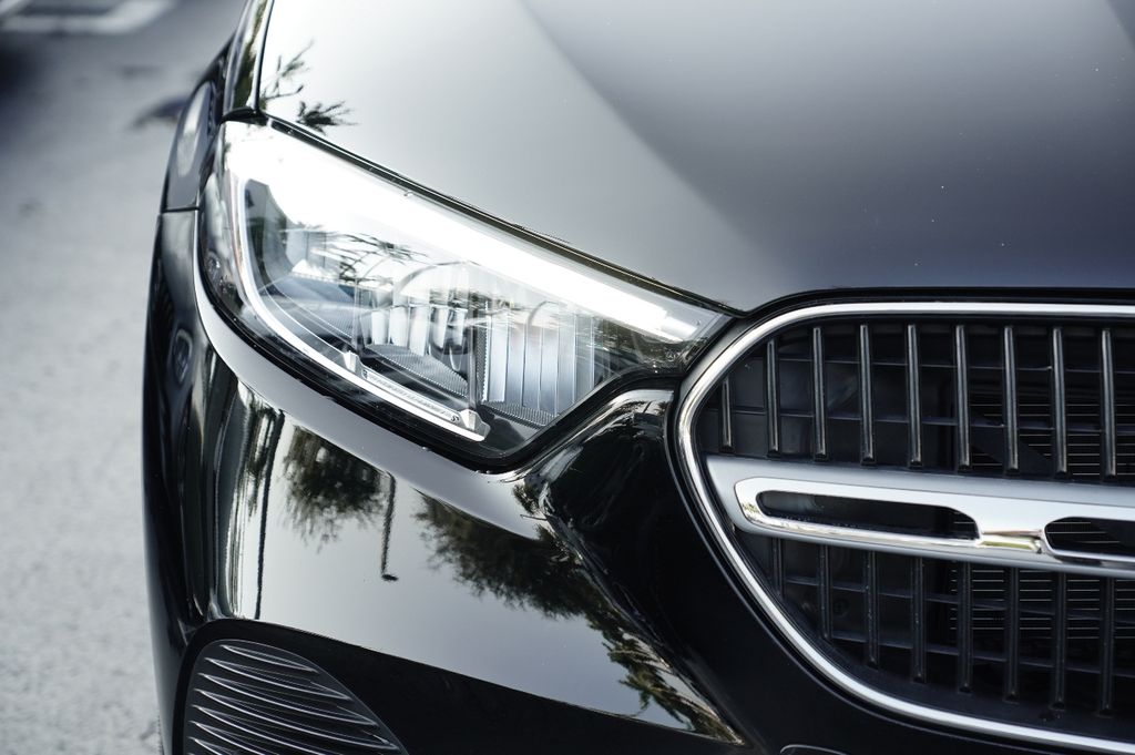 2025 Mercedes Benz GLC 300 photo 8