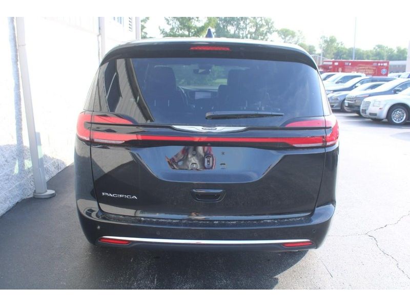 2025 Chrysler Pacifica photo 4