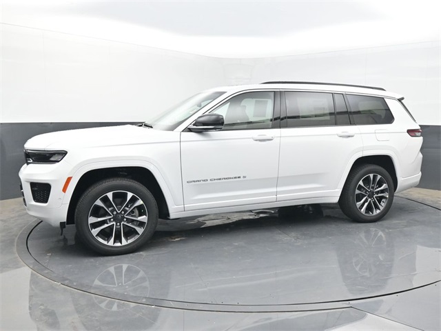 2025 Jeep Grand Cherokee Overland photo 2