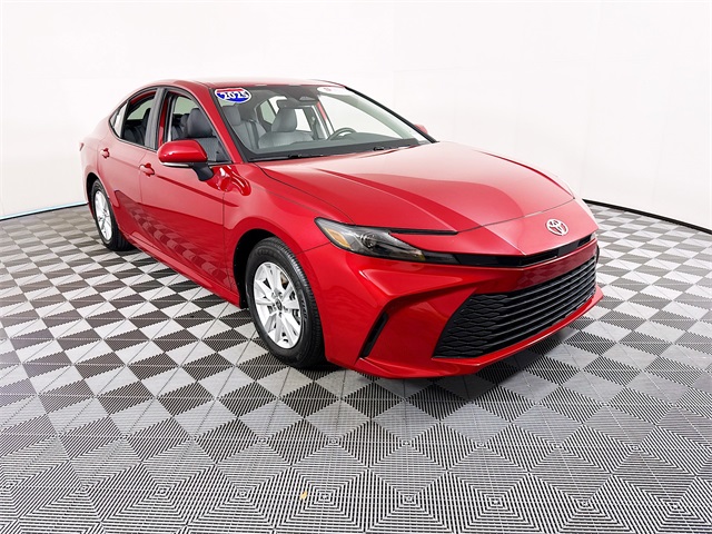 2025 Toyota Camry LE's photo