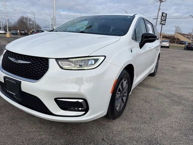 2024 Chrysler Pacifica PHEV Select's photo