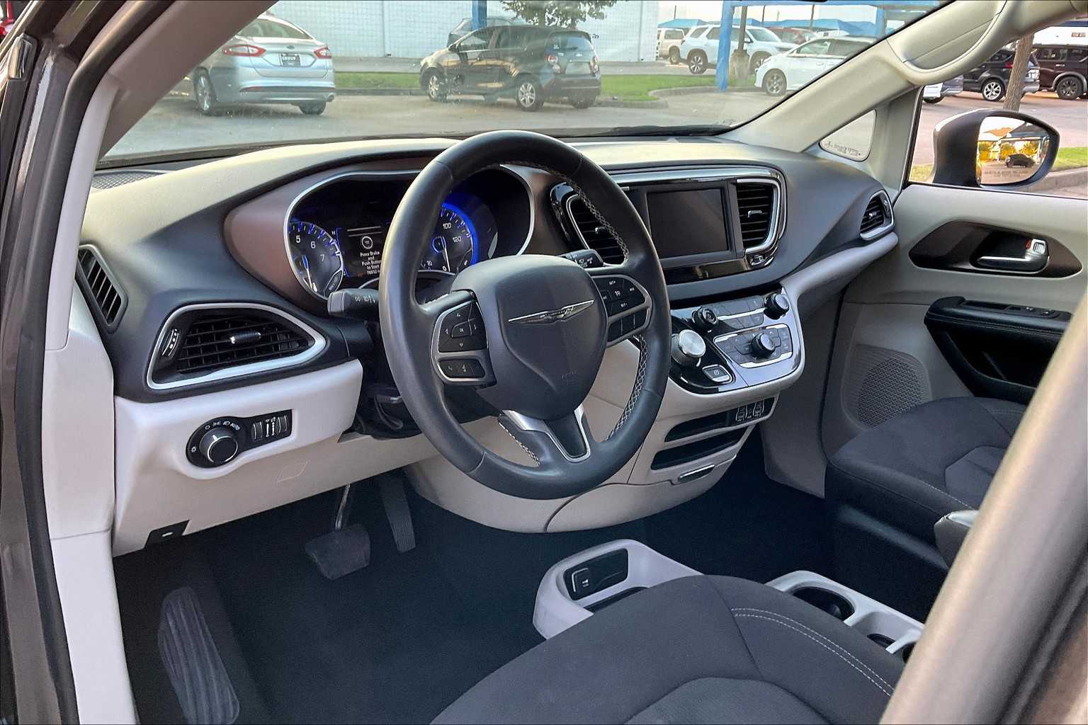 2022 Chrysler Voyager LX photo 16