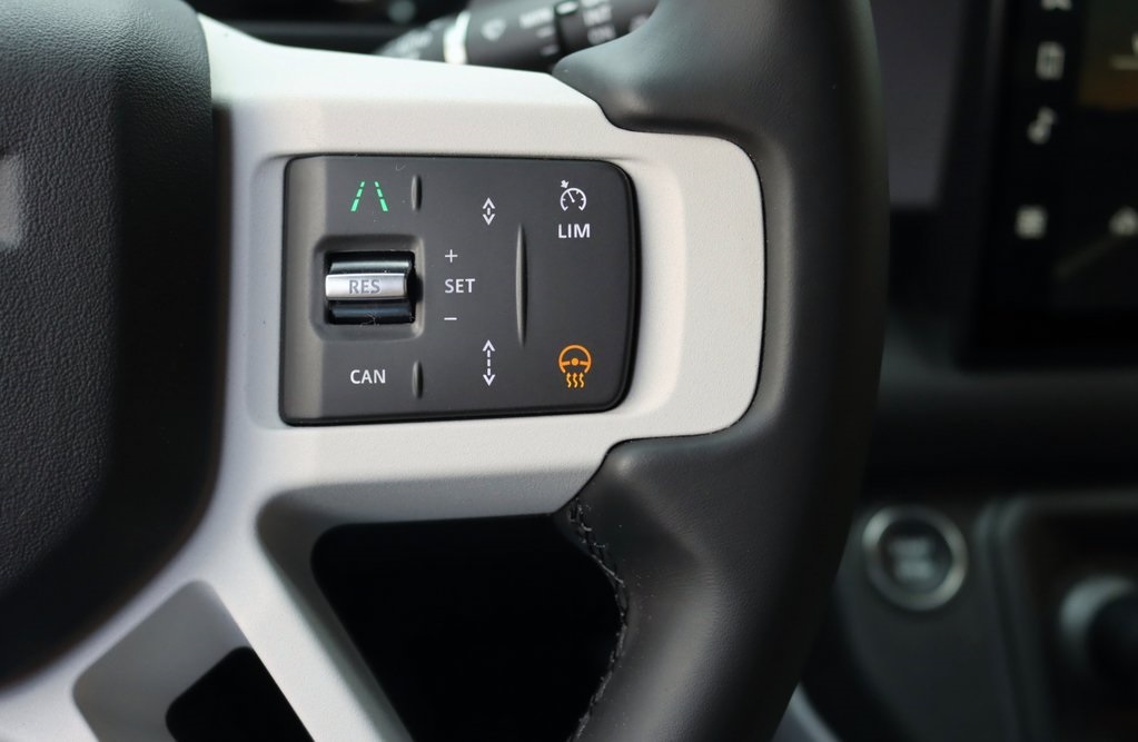 2025 LAND ROVER DEFENDER - Image 18