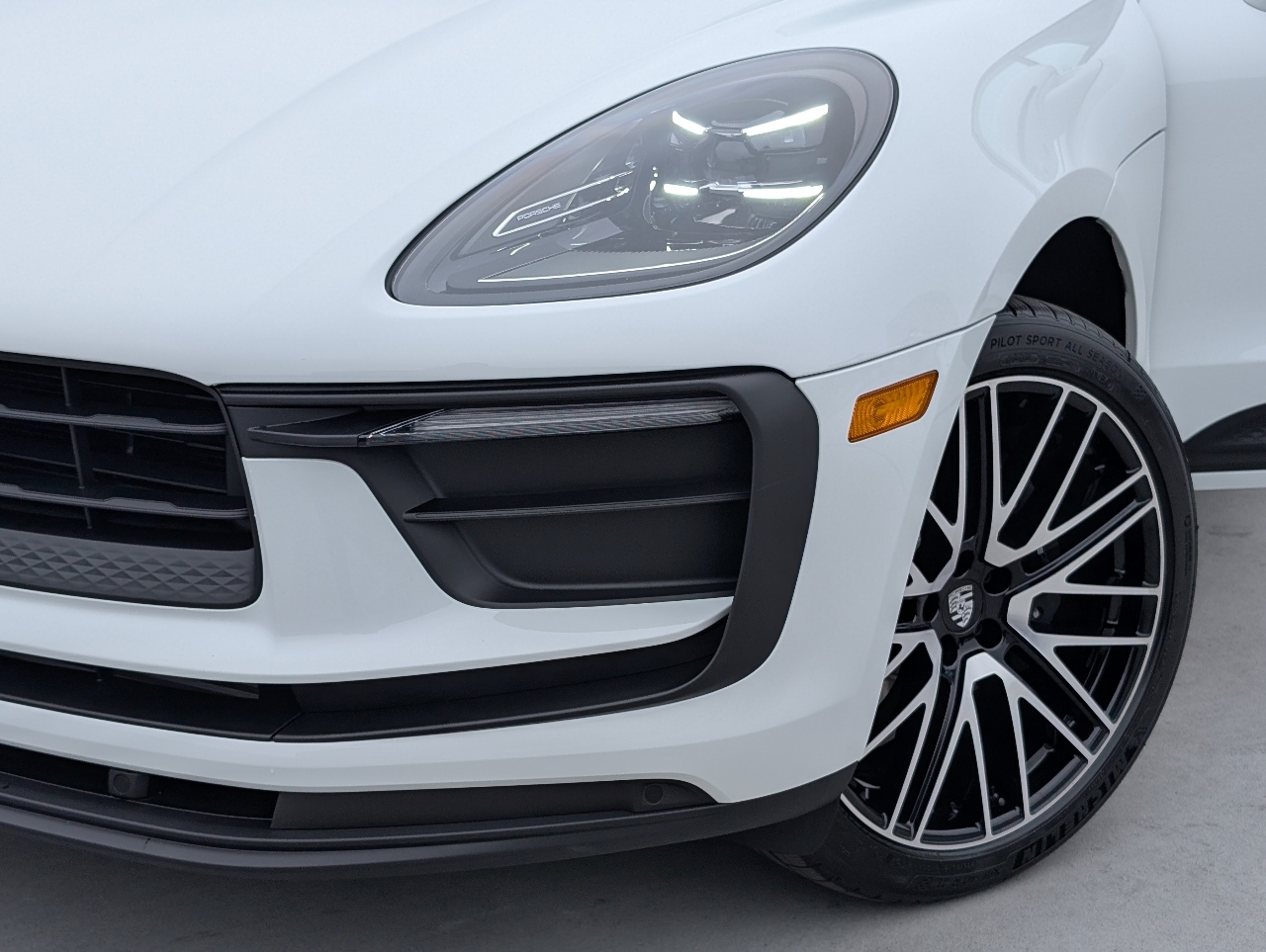 2025 Porsche Macan T photo 10