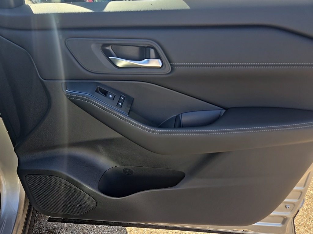 2026 Nissan Rogue SV photo 21