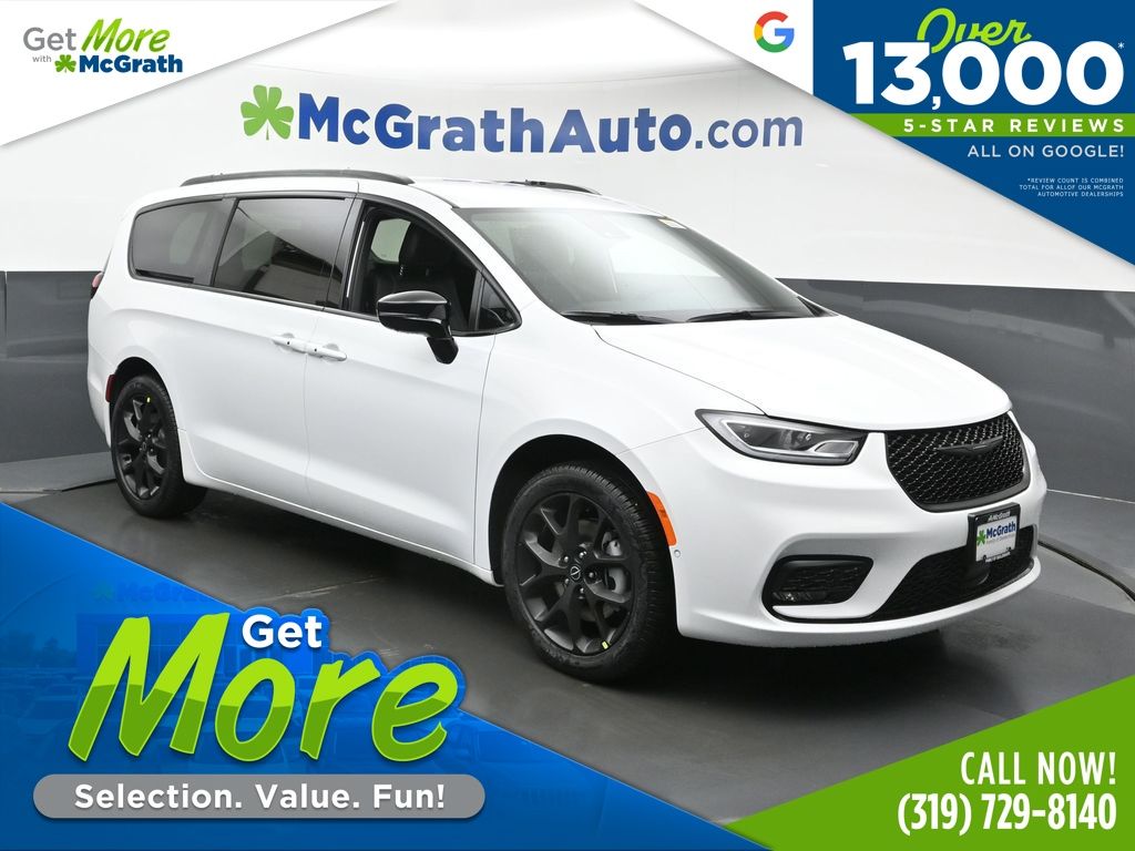 2026 Chrysler Pacifica Select's photo