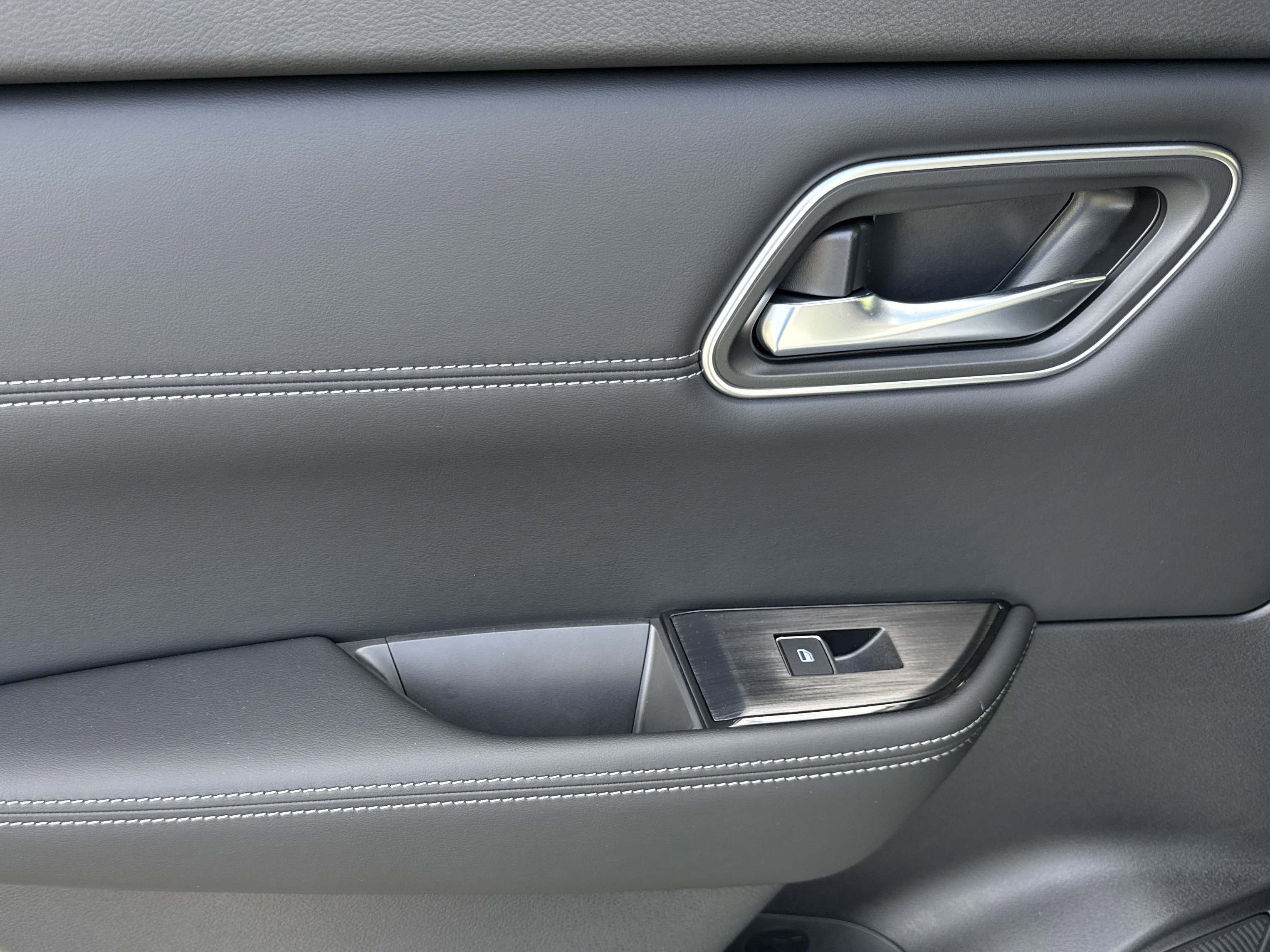 2026 Nissan Rogue Platinum photo 4