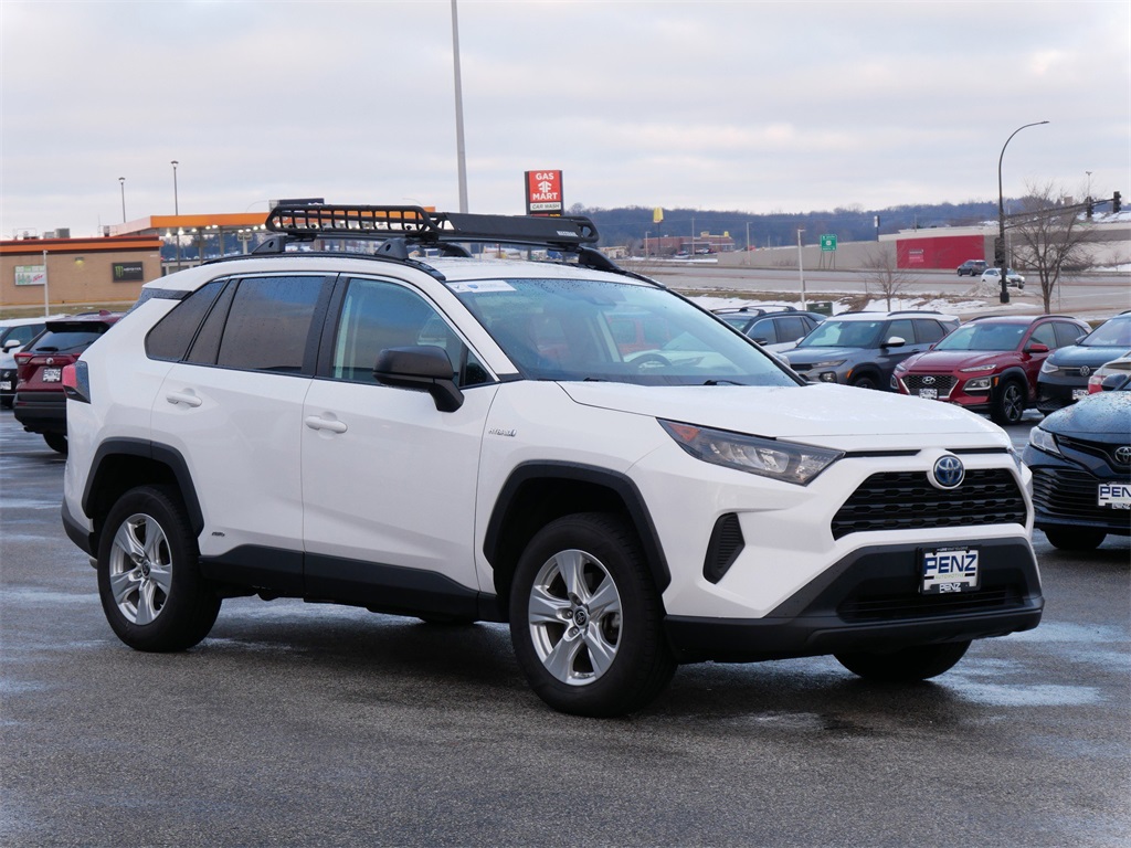 2021 Toyota RAV4 LE's photo
