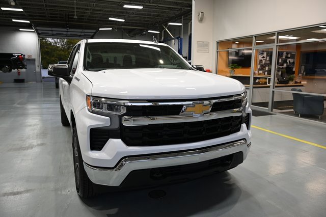 2026 Chevrolet Silverado 1500 LT photo 3