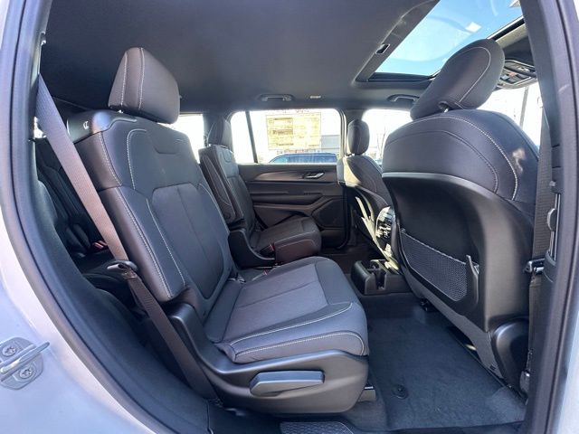 2025 Jeep Grand Cherokee Laredo photo 29
