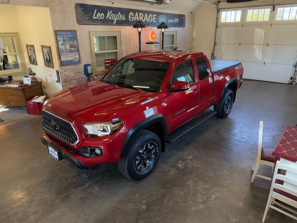 2018 Toyota Tacoma TRD Off-Road photo 2