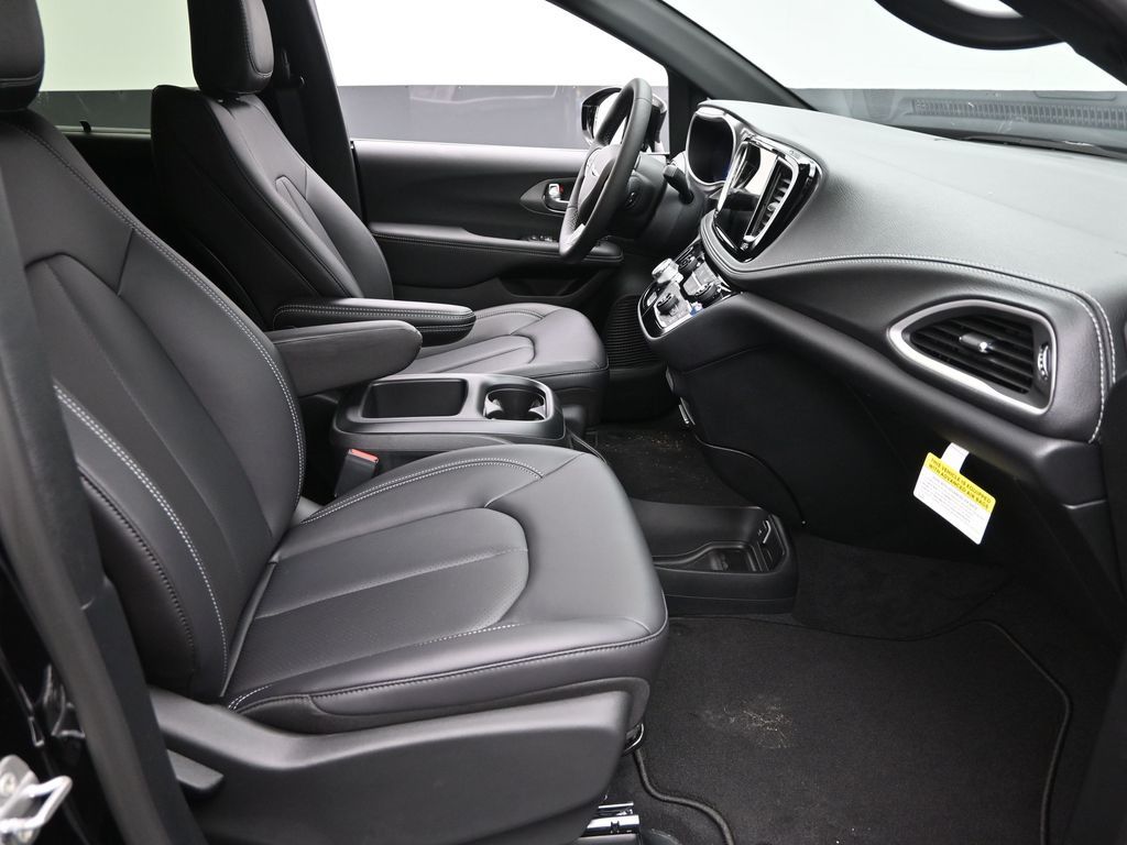 2026 Chrysler Pacifica photo 5