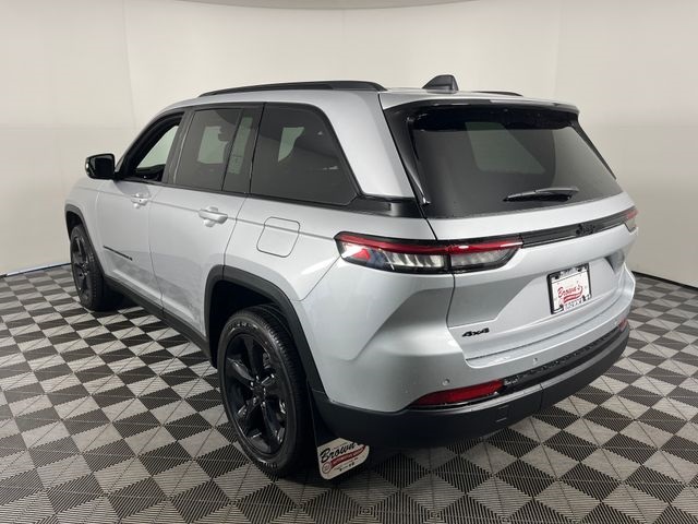 2025 Jeep Grand Cherokee Laredo Altitude photo 3