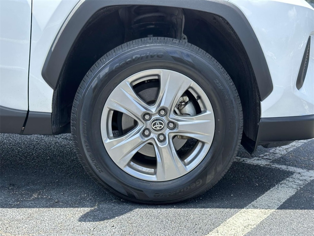 2024 Toyota RAV4 Hybrid XLE photo 23