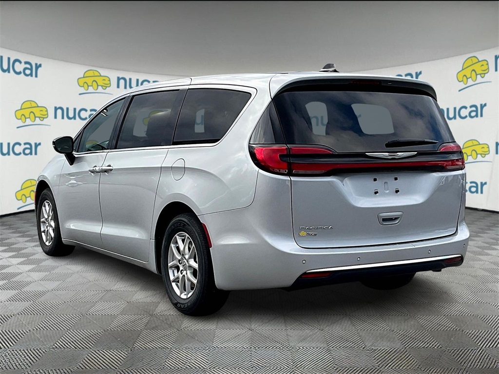 2024 Chrysler Pacifica Touring L photo 4