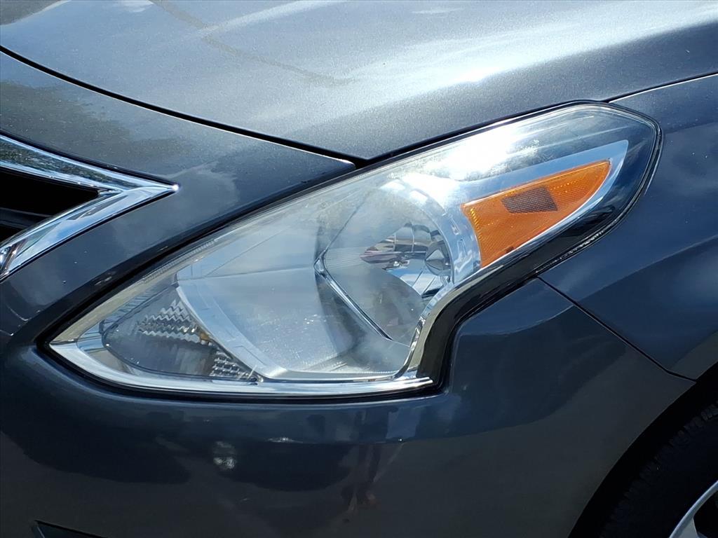 2016 Nissan Versa SV photo 8