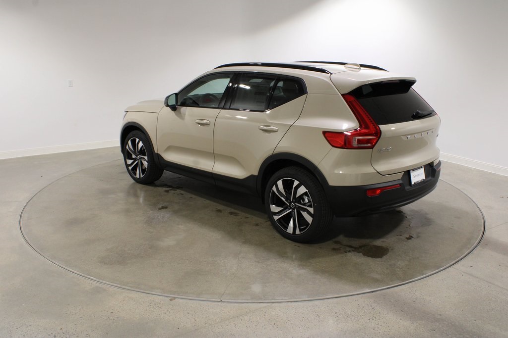 2026 Volvo XC40 photo 3