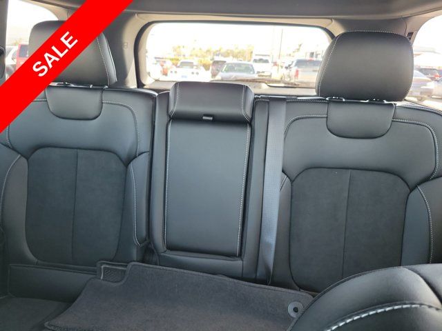 2025 Jeep Grand Cherokee Altitude photo 12