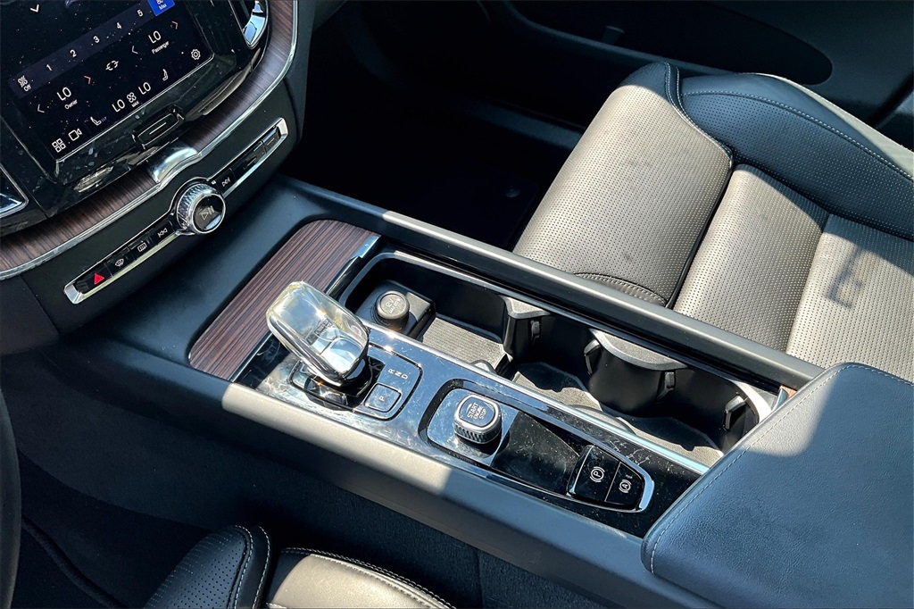 2023 Volvo XC60 B5 Ultimate photo 17