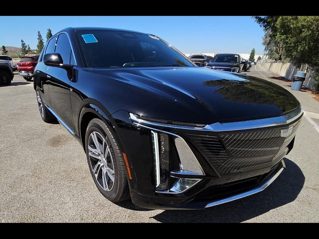 2023 Cadillac Lyriq Luxury photo 2