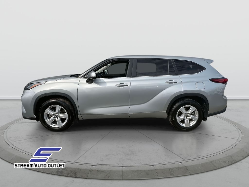 2023 Toyota Highlander LE photo 4
