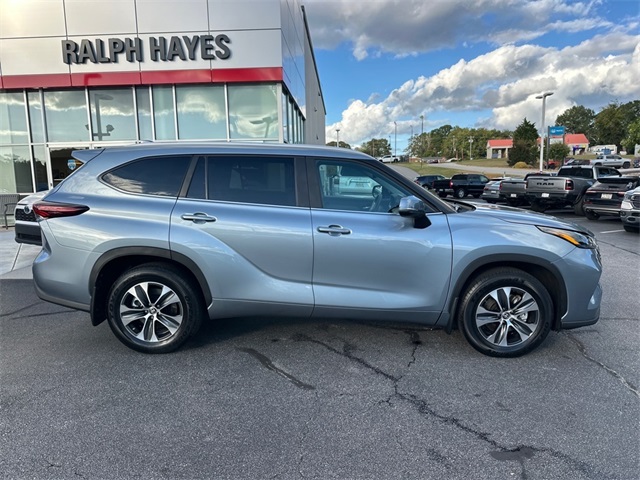 2024 Toyota Highlander Hybrid XLE photo 2