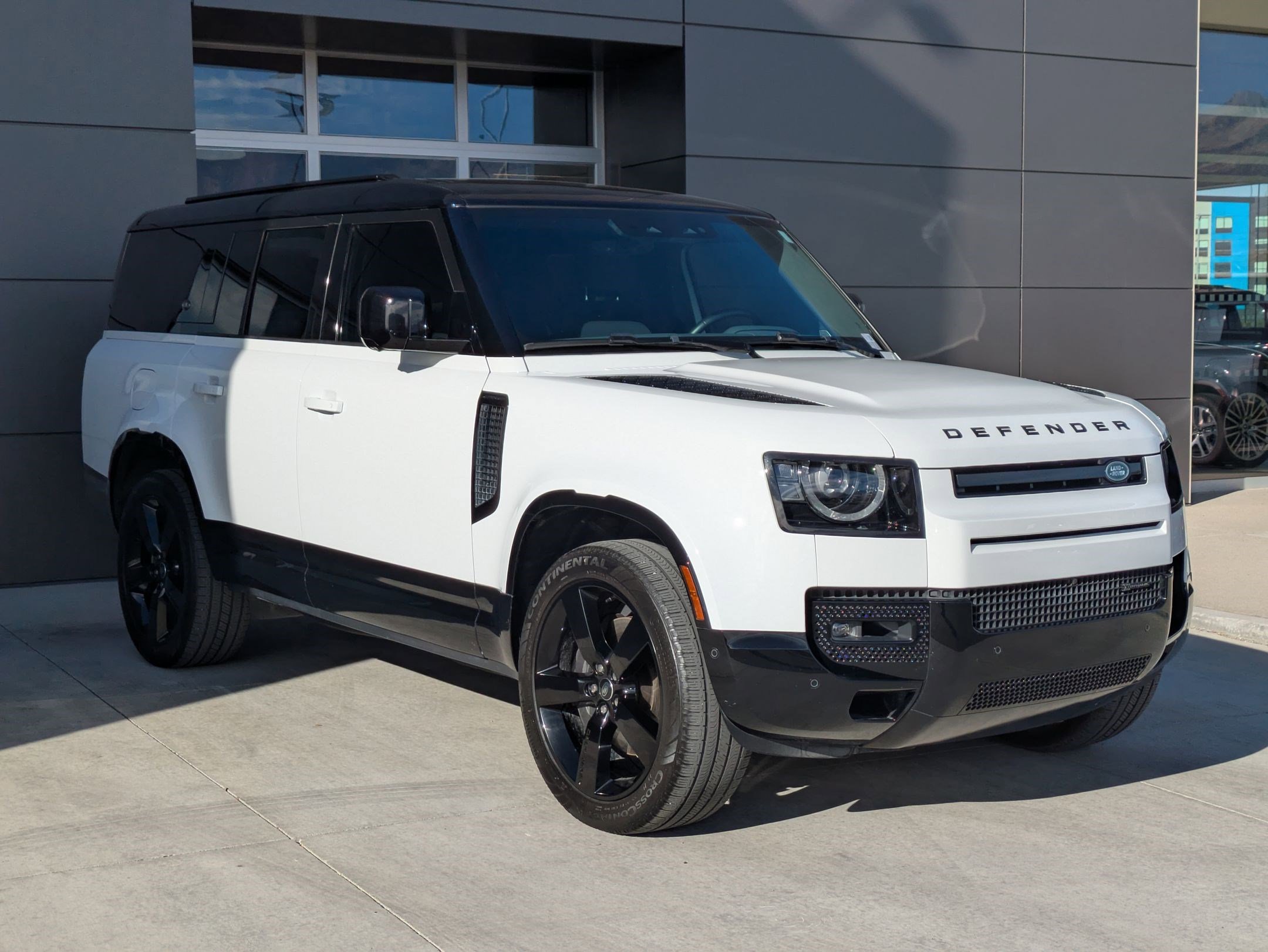2023 Land Rover Defender 130 X-Dynamic SE photo 3