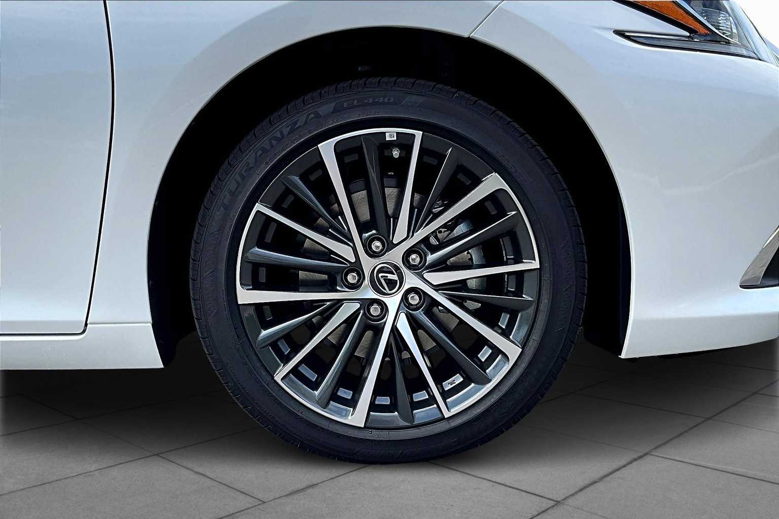 2025 Lexus ES 300h Premium photo 8