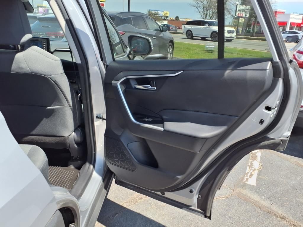2022 Toyota RAV4 XLE photo 11