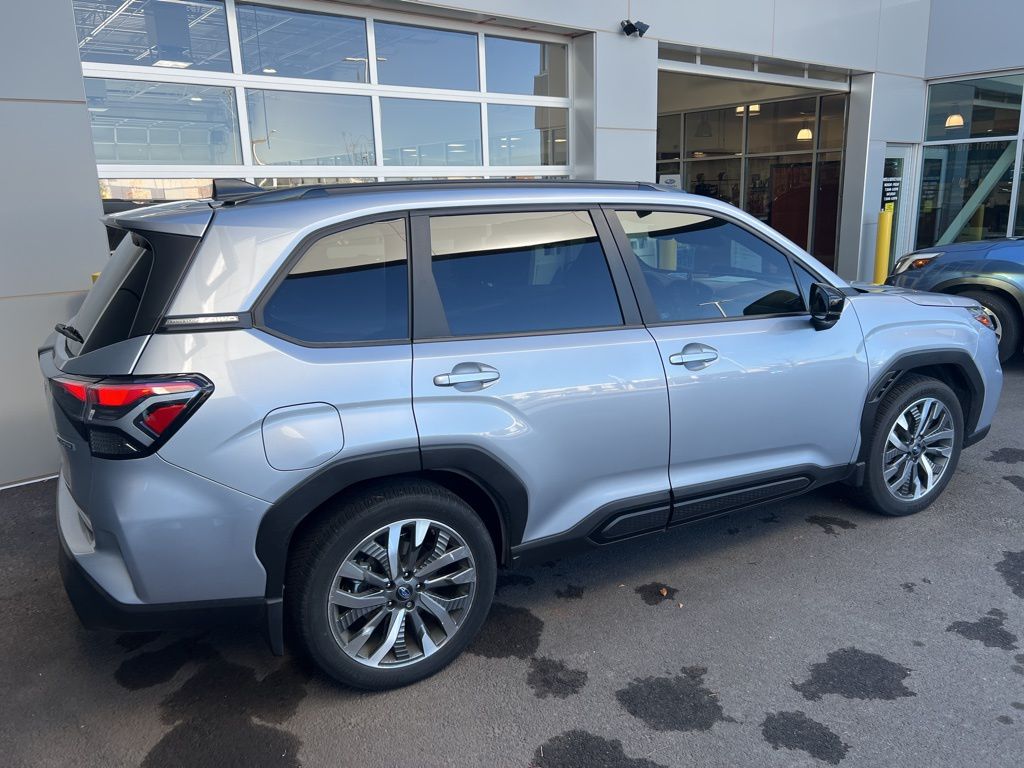 2025 Subaru Forester Touring photo 4
