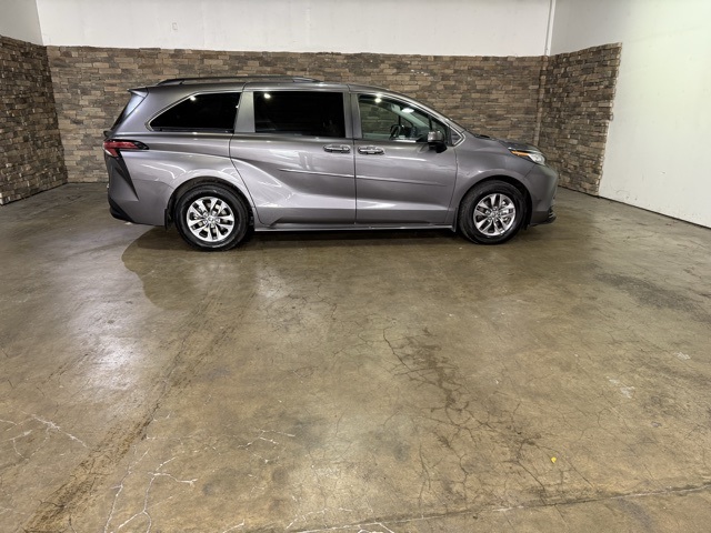2022 Toyota Sienna LE photo 5