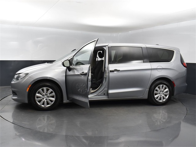 2021 Chrysler Voyager L photo 21