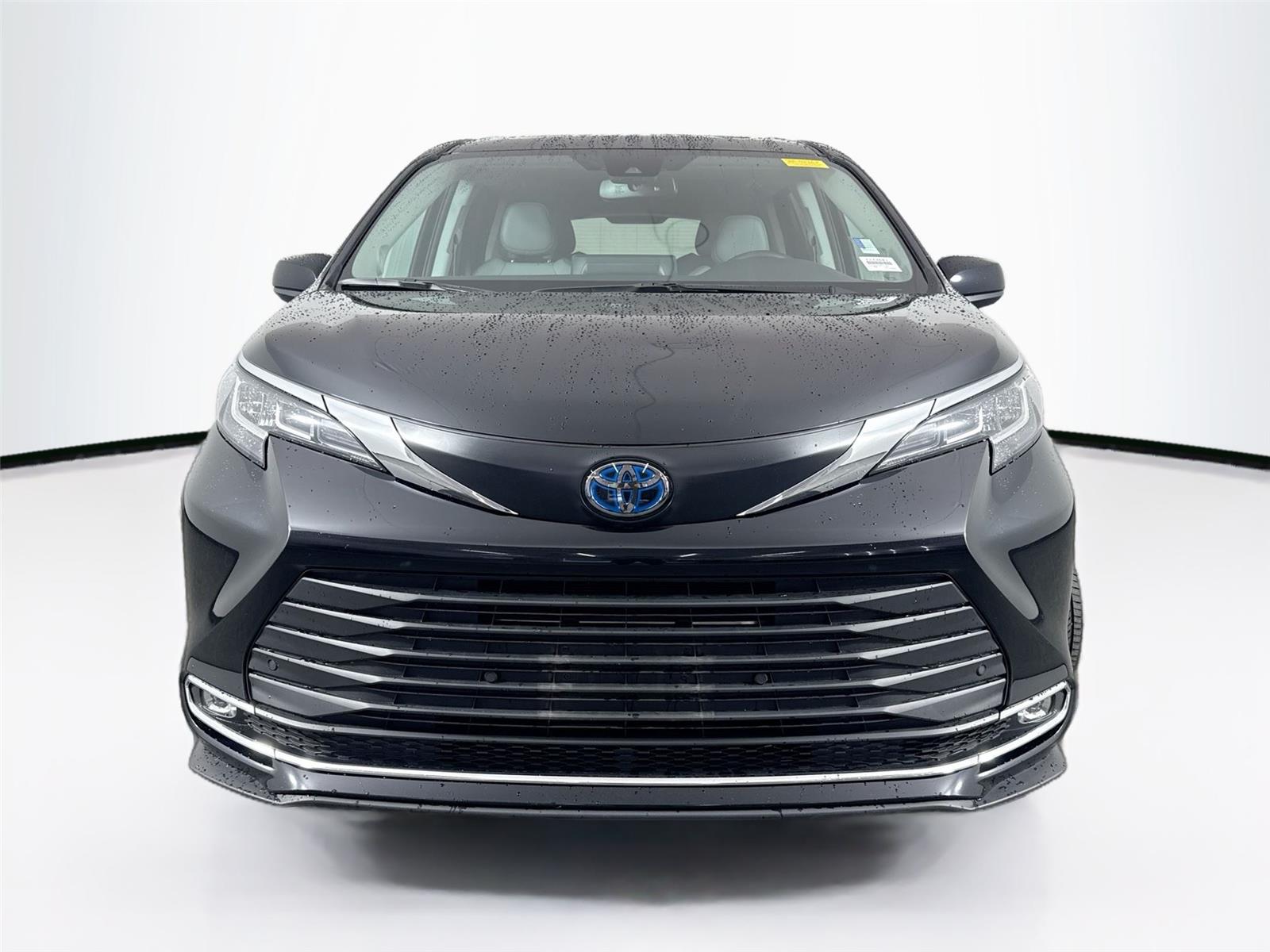 2023 Toyota Sienna XLE photo 3