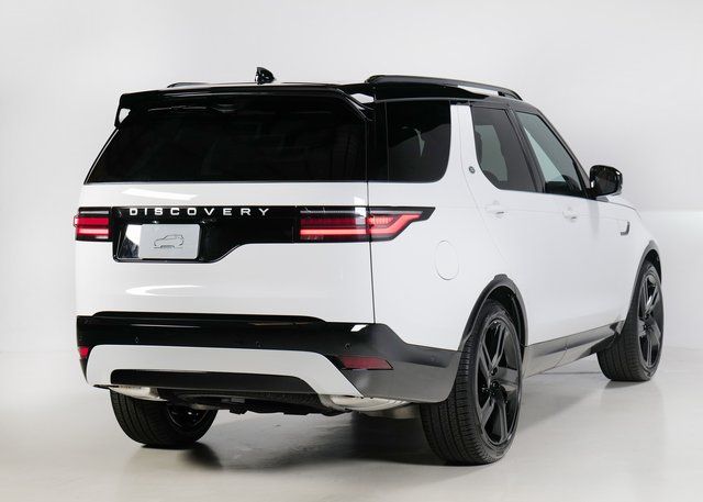 2026 Land Rover Discovery photo 2