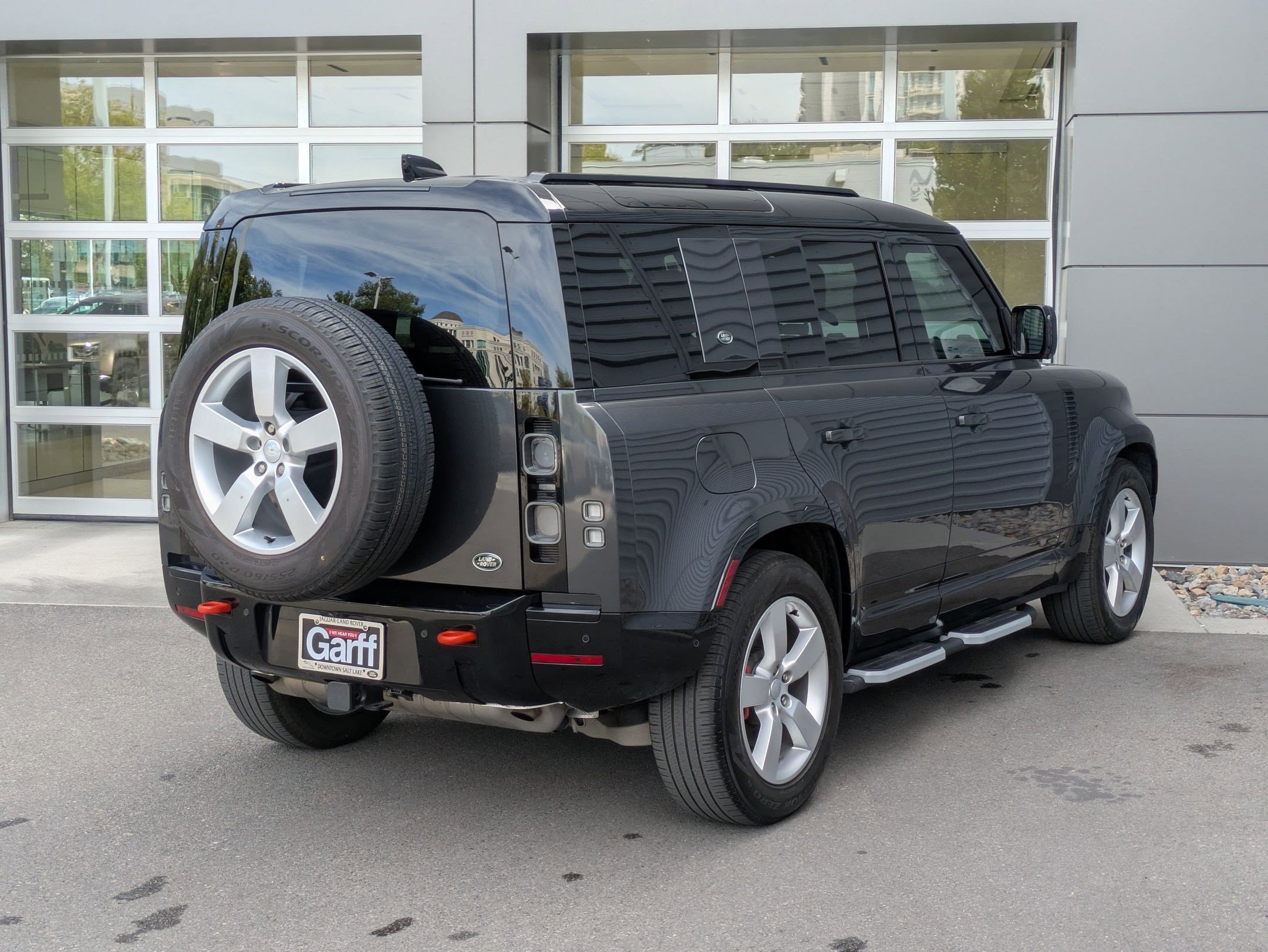 2023 Land Rover Defender 110 photo 4