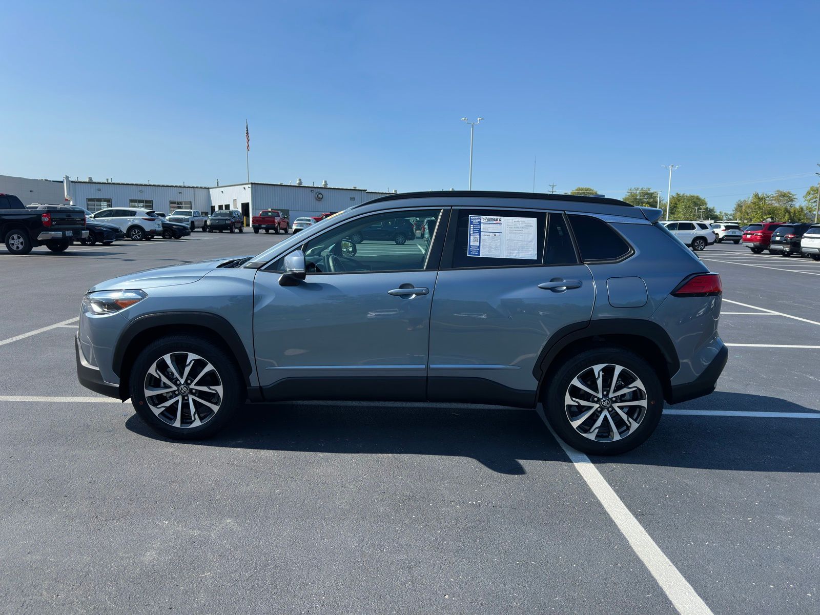 2023 Toyota Corolla Cross XLE photo 3